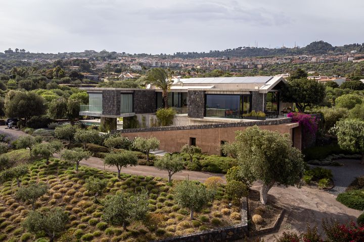 Casa A12: soluzioni in alluminio Schüco come trame di luce