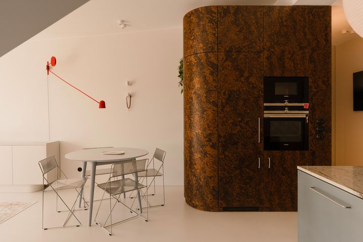 Apartment on Ksiecia Józefa Street in Krakow di one desk