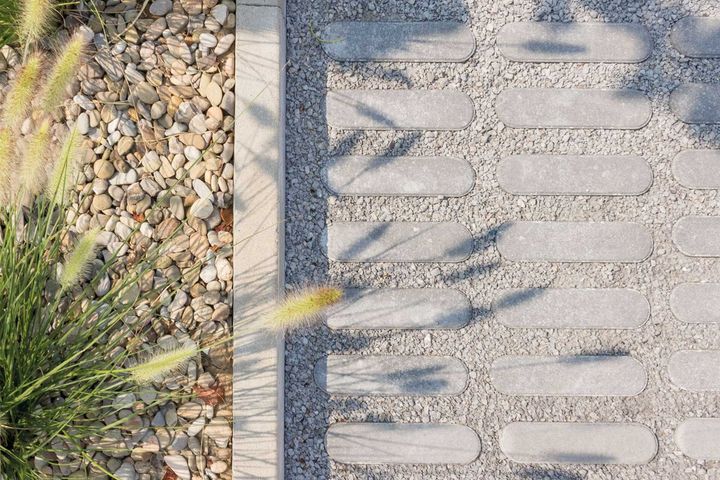 La pavimentazione drenante in calcestruzzo Listone Emiliano di Paver?, consente il passaggio dell'acqua piovana attraverso la superficie pavimentata La pavimentazione drenante in calcestruzzo Listone Emiliano di Paver?, consente il passaggio dell'acqua piovana attraverso la superficie pavimentata