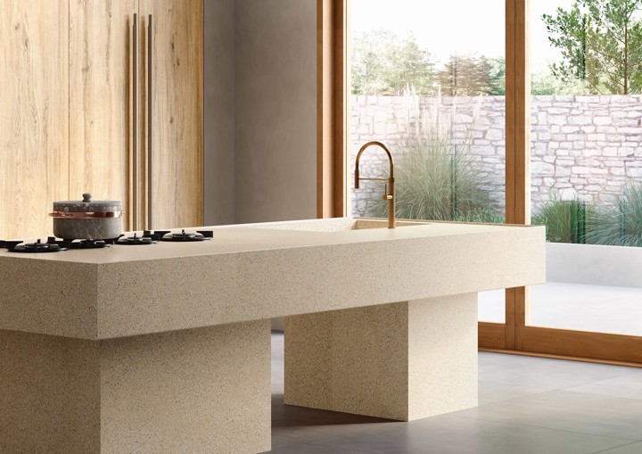 I top in gres SapienStone fanno proprie le caratteristiche estetiche del battuto di terrazzo alla veneziana 