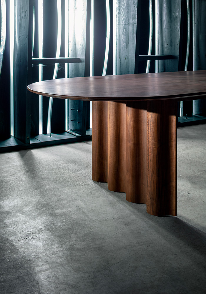 Zeitraum Curtain: the solid wood table with flowing movements