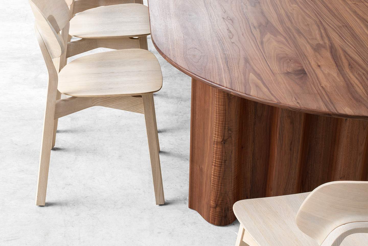 Zeitraum Curtain: the solid wood table with flowing movements