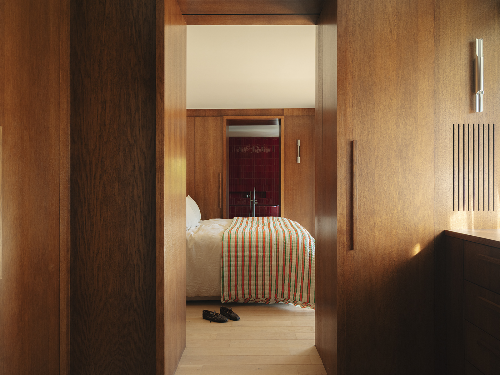 Boiserie con porte e contenitori per progetti d'interior design