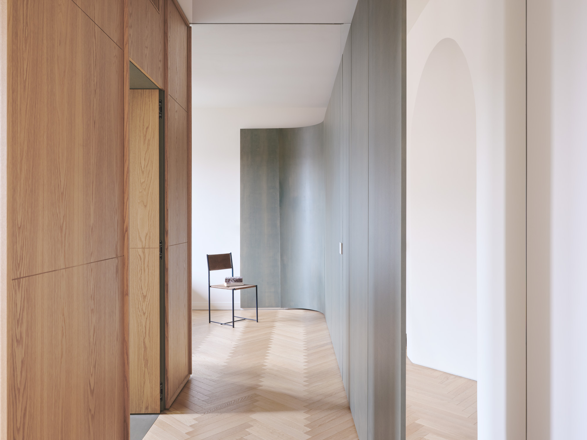 Boiserie con porte e contenitori per progetti d'interior design