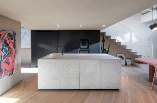 Una cucina scultorea e minimalista rivestita in Dekton
