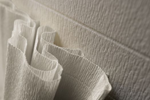 Superfici in ceramica ispirate alle trame vegetali e alla carta crespa