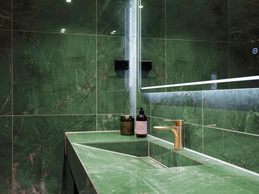 Rubinetteria minimal in una residenza dai colori audaci