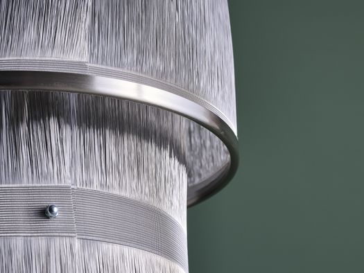 Una lampada leggera e teatrale ispirata all'architettura di Aldo Rossi