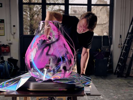 Una lampada sospesa tra design e arte contemporanea