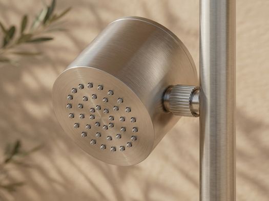 The Outdoor Shower as a Nomadic Architecture