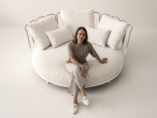 Monica Armani x Flexform: petali in acciaio per il comfort open air