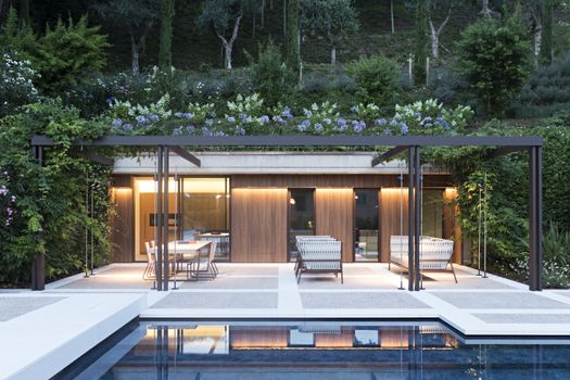 Sicurezza, resistenza e comfort nelle superfici a bordo piscina