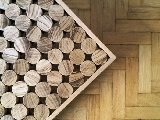 Cilindri in legno 'sospesi' danno vita a superfici personalizzabili