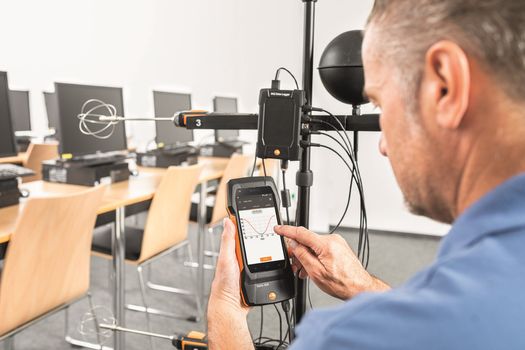 Air flow and IAQ measurement improved to the max. The new universal IAQ instrument testo 400