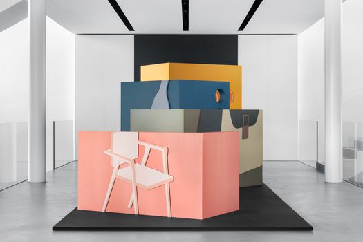 L'installazione curata da Zaven per lo showroom Cleaf a Lissone