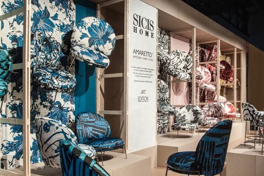 La seduta Amaretto di Sicis si ispira all'arte del '900