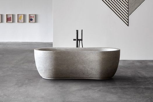 Eine Badewanne in Stein gemeißelt