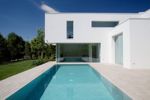 Puristisch und technologisch: ein Bungalow in Venezien