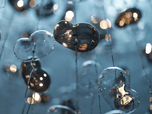 Lo chandelier si ispira alle forme e ai colori delle nuvole