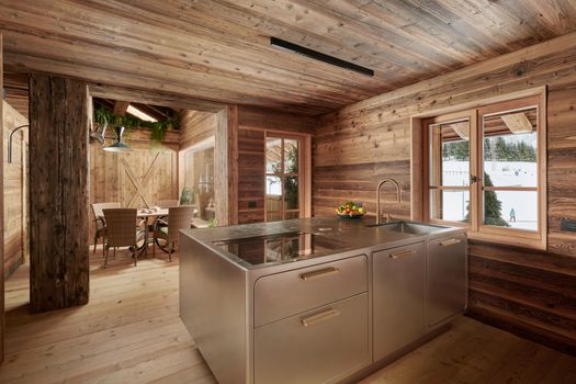 Stainless Steel and Wood: a Perfect Combination for Mountain Homes