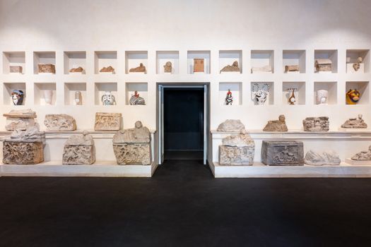 La ceramica Bosa dialoga con l'antichità etrusca nella mostra al MAAM di Grosseto
