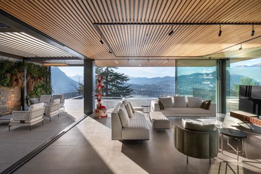 Le superfici ceramiche vestono una villa sul Lago di Lugano
