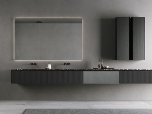 Legno cannettato, marmo e vetro specchiato: il bagno firmato Rexa