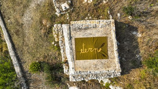 Sostenibili e dipinti a mano: i nuovi tappeti in canapa Carpet Edition