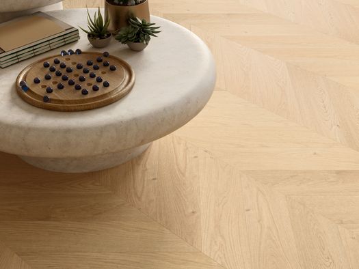 Il pavimento in polvere di pietra Flow+ di Woodco nell'iconico formato Spina Francese