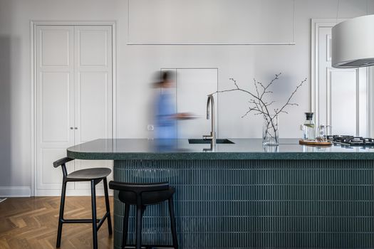 Die Kraft der Farbe Grün: HIMACS Maui als Eyecatcher in einer renovierten Küche in Vilnius