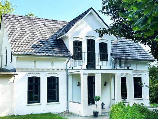 Modernes Dusch-WC von Geberit in historischer Villa