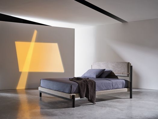 Un gioco di volumi e materiali per il letto