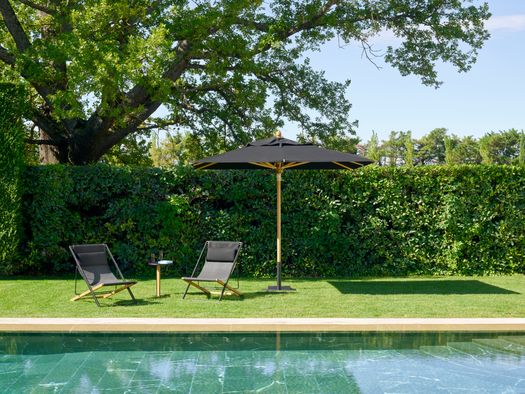 Una sdraio per l'outdoor dalla struttura leggera e i dettagli in teak