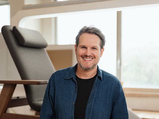 Sebastian Herkner designt Wellnessliege SOMRA für KLAFS