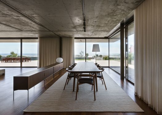 Casa Patio em Miramar: un'architettura brutalista in osmosi con la natura