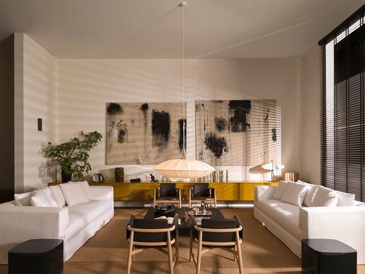 Divani avvolgenti e tavoli monomaterici: le novità Meridiani 2025