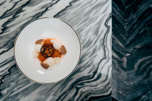 Margraf firma le superfici in marmo del ristorante Orizzonti a Milano