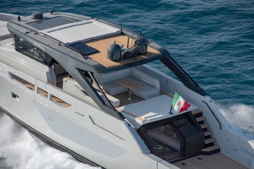 Le tende custom Resstende per gli yacht Bluegame