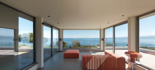 Schüco per Villa G a Milazzo: dialogo tra architettura e paesaggio