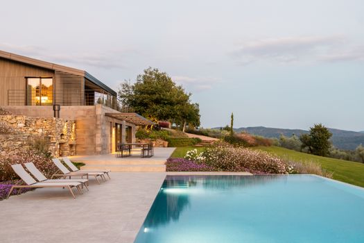 Una villa integrata con il paesaggio toscano