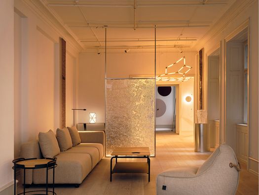 Licht trifft auf Glaskunst, in einer Ausstellung von Tokio. und Elis Monsport