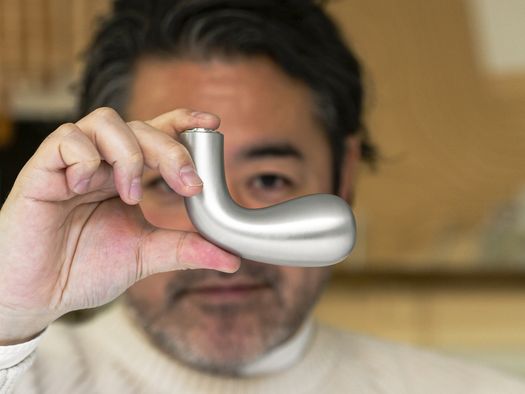 The Moment When Aluminum Casting Engenders a Form: Kensaku Oshiro for Verum