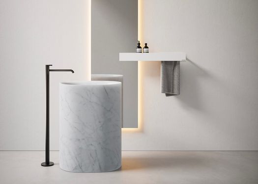 Zwei neue freistehende Waschbecken aus Stein von Antoniolupi