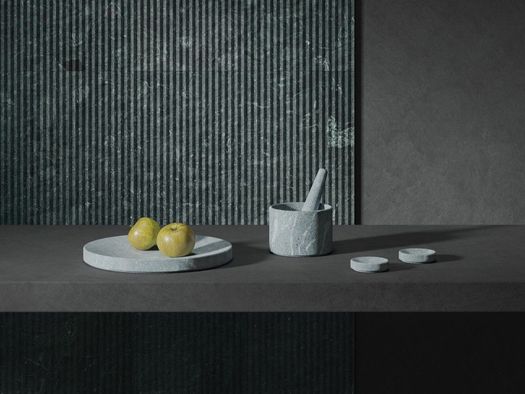 Gli oggetti Salvatori disegnati da John Pawson in marmo Verde Antico Sabbiato