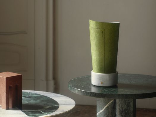 Una lampada in marmo e carta ispirata alle architetture moderniste di Ieoh Ming Pei