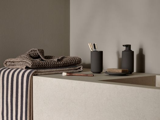 Schmeichelnde Haptik und Optik: Badkollektion SAYA