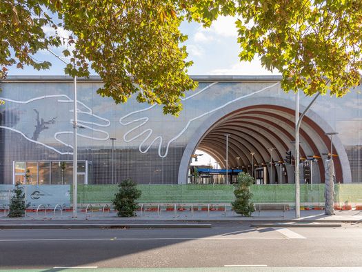 Personalisierte Feinsteinzeugfassade für Bahnhof in Melbourne
