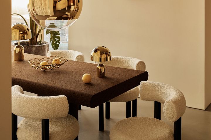 Tavolo in sughero, sedie da pranzo Fat, lampada a sospensione Mirror Ball, lampada Bell Portable Gold, vassoio Bone 15