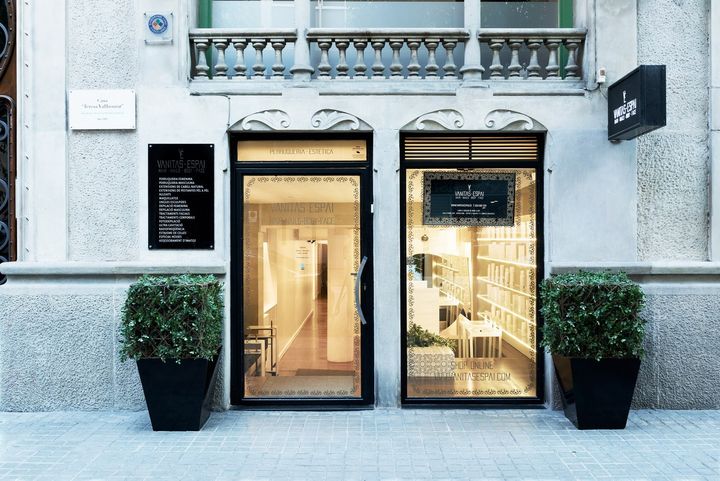 HI-MACS® viste de gala el centro de estética Vanitas Espai en Barcelona