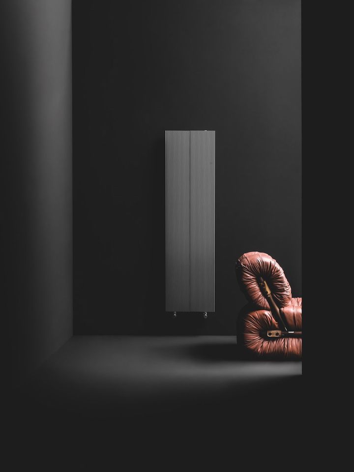 Il radiatore a piastra Antrax IT dalla texture tridimensionale